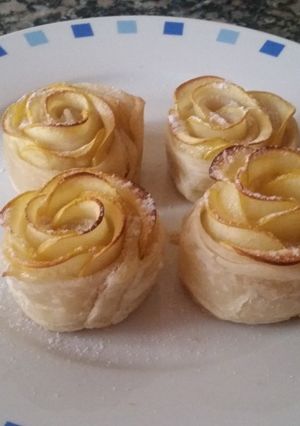 Una foto de Flores de manzana con hojaldre.
