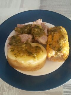 Una foto de Costillas saladas con piña de millo y papas (con mojo verde)