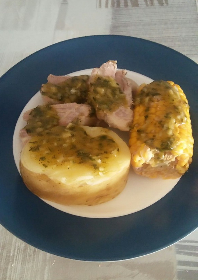 Una foto de Costillas saladas con piña de millo y papas (con mojo verde)