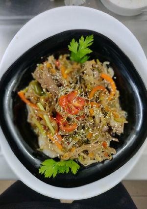Una foto de Wok de ternera braseada con vegetales