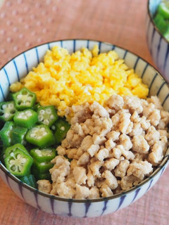 Una foto de Arroz con tres colores / Comida japonesa muy saludable
