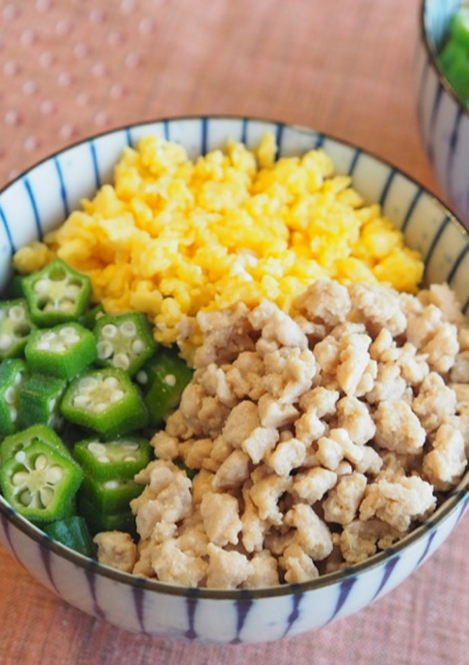 Una foto de Arroz con tres colores / Comida japonesa muy saludable