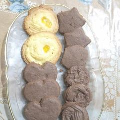 Chocolate and vanilla custard cookies A picture of Chocolate and vanilla custard cookies.