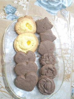 A picture of Chocolate and vanilla custard cookies.
