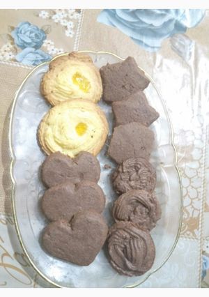 A picture of Chocolate and vanilla custard cookies.