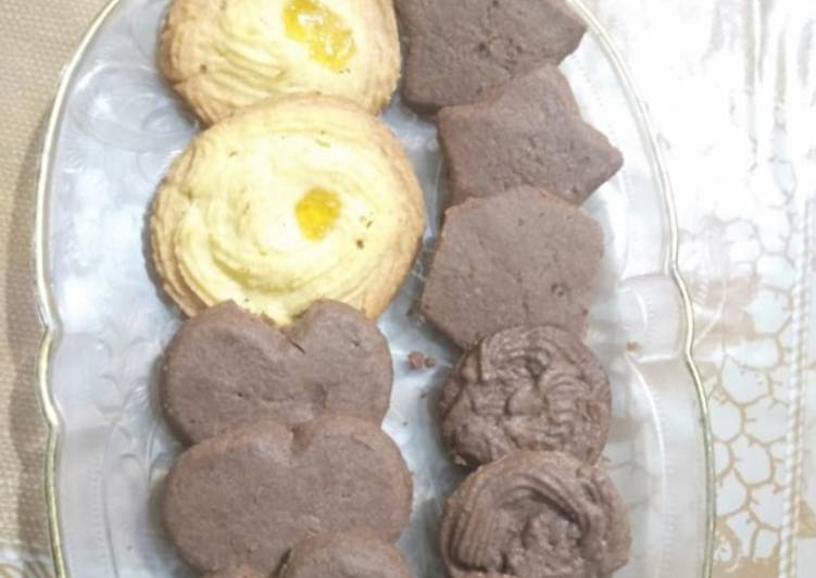 Chocolate and vanilla custard cookies
