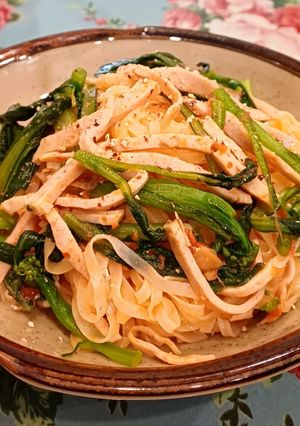 Hình của món Bánh đa Quỳnh Côi xào giò nạc.