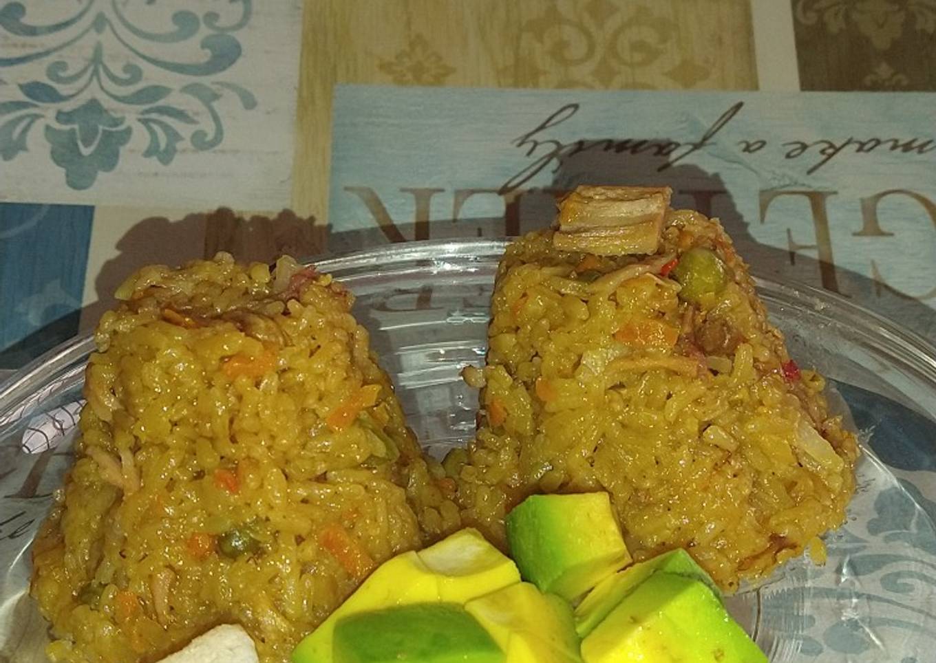 Volcán de arroz de cebolla con carnes, acompañado con aguacate