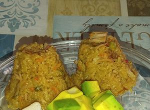 Una foto de Volcán de arroz de cebolla con carnes, acompañado con aguacate
