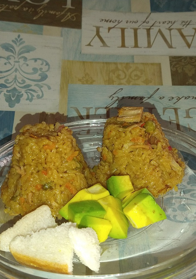 Una foto de Volcán de arroz de cebolla con carnes, acompañado con aguacate