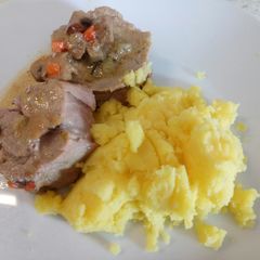 A picture of Veal roast with saffron mash.
