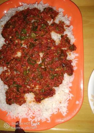 A picture of White rice with spinach sauce.