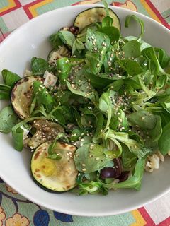 Una foto de Ensalada de canónigos y pasta 🥗