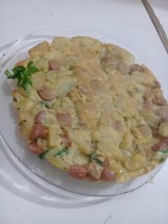 Una foto de Tortilla de papas y salchichas😋