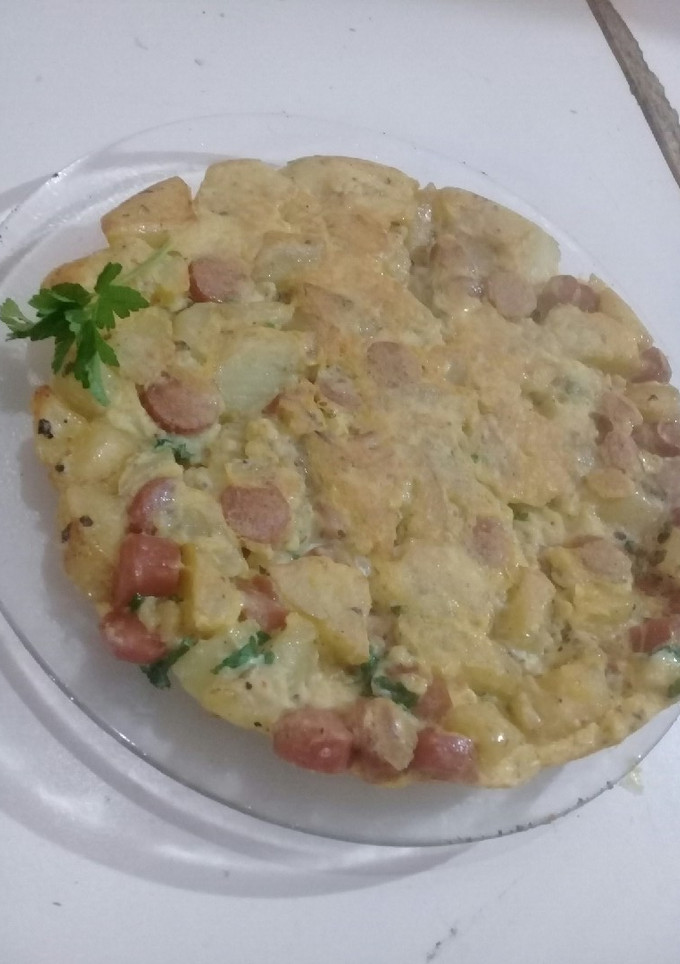 Una foto de Tortilla de papas y salchichas😋