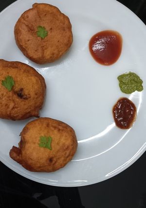 A picture of Gujarati batata vada.