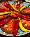 Ensalada de tomate ibérico, pimiento asado dulce y piparras con sal de hierbas provenzales