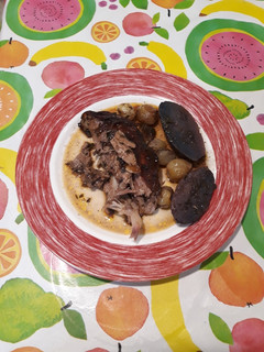 Una foto de Espalda de cordero al horno con guarnición