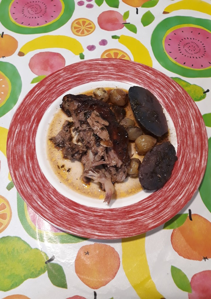 Una foto de Espalda de cordero al horno con guarnición