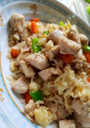 A picture of Stir fry rice and chicken.