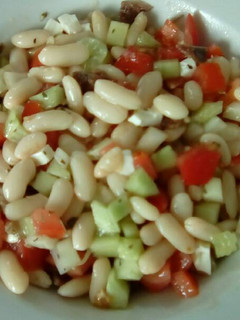 Una foto de Ensalada fácil con judías blancas de bote