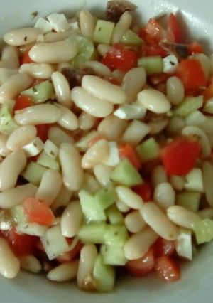Foto principal de Ensalada fácil con judías blancas de bote