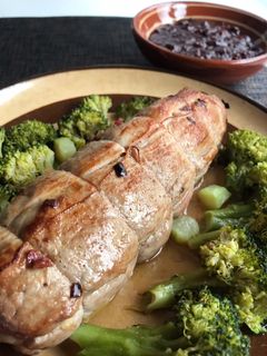 Una foto de Solomillo relleno de puerros y chorizo al vino moscatel. Y salsa de chocolate... o brócoli. Keto