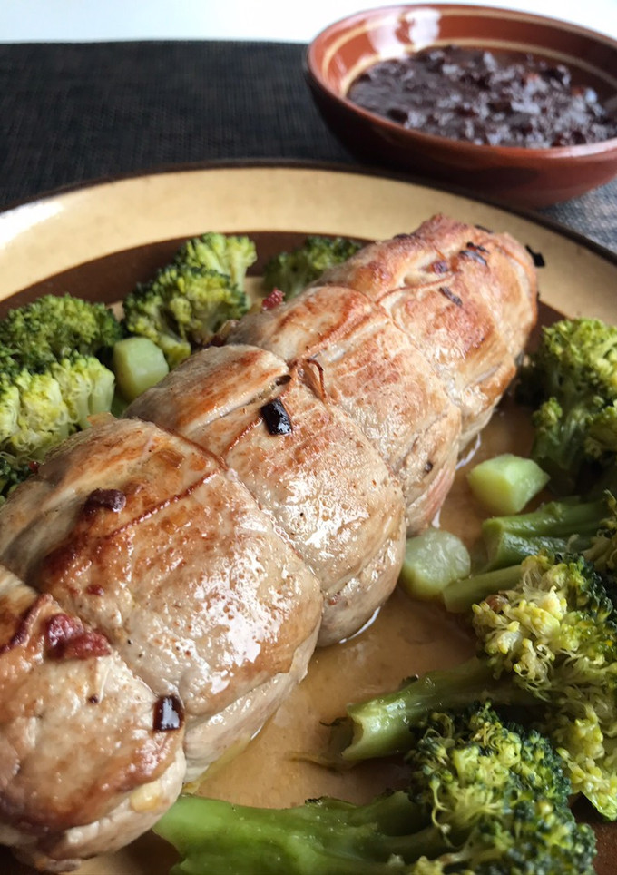 Una foto de Solomillo relleno de puerros y chorizo al vino moscatel. Y salsa de chocolate... o brócoli. Keto
