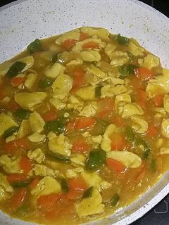 Una foto de Pollo al curry con verduras