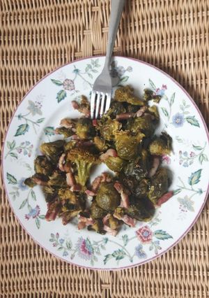Une photo de Brocolis et choux de bruxelles aux petits lardons fumés