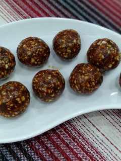 ખજૂર એન્ડ ડ્રાય ફ્રુટ બોલ્સ (Khajoor Dryfruits Balls Recipe In Gujarati) રેસીપી મુખ્ય ફોટો