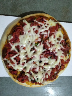 હોમ મેડ પીઝા (Home Made Pizza Recipe In Gujarati) રેસીપી મુખ્ય ફોટો