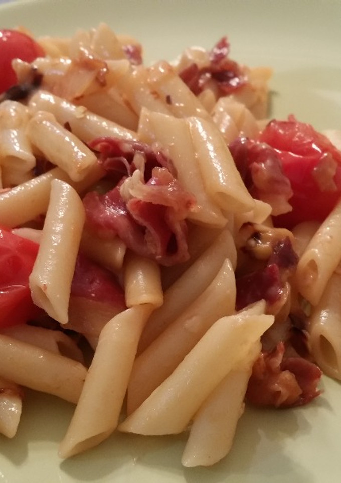 Una foto de Macarrones picantes con jamón ibérico