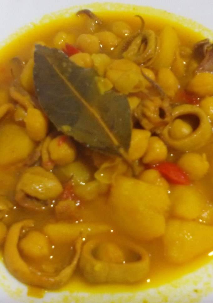 Una foto de Garbanzos con calamares