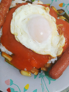 Una foto de Arroz a la cubana con ajetes tiernos