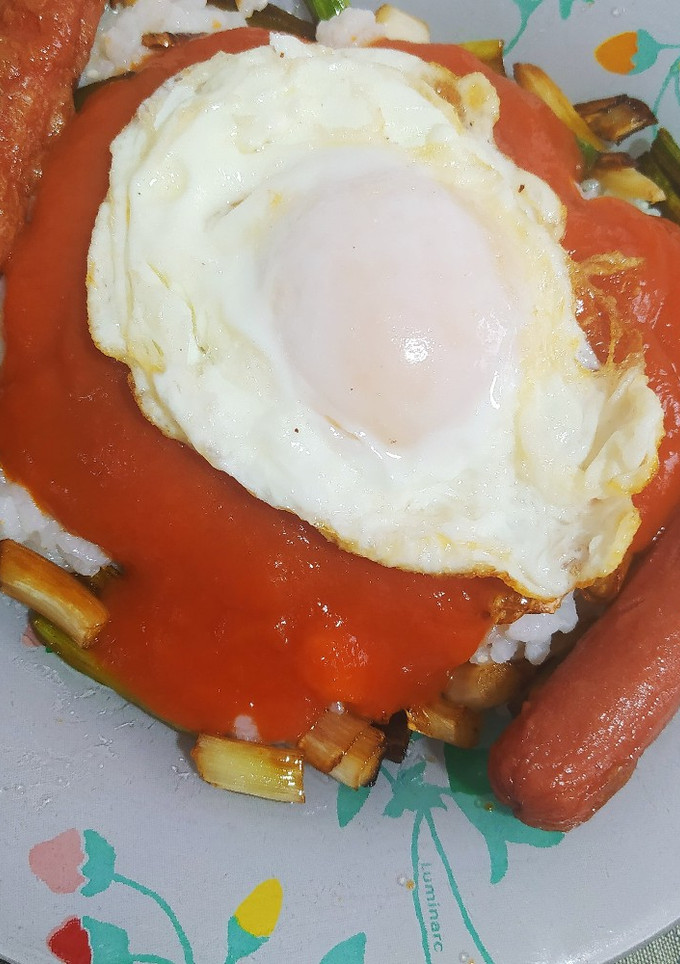 Una foto de Arroz a la cubana con ajetes tiernos