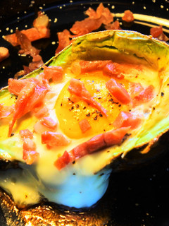 Una foto de Aguacate con huevo al horno