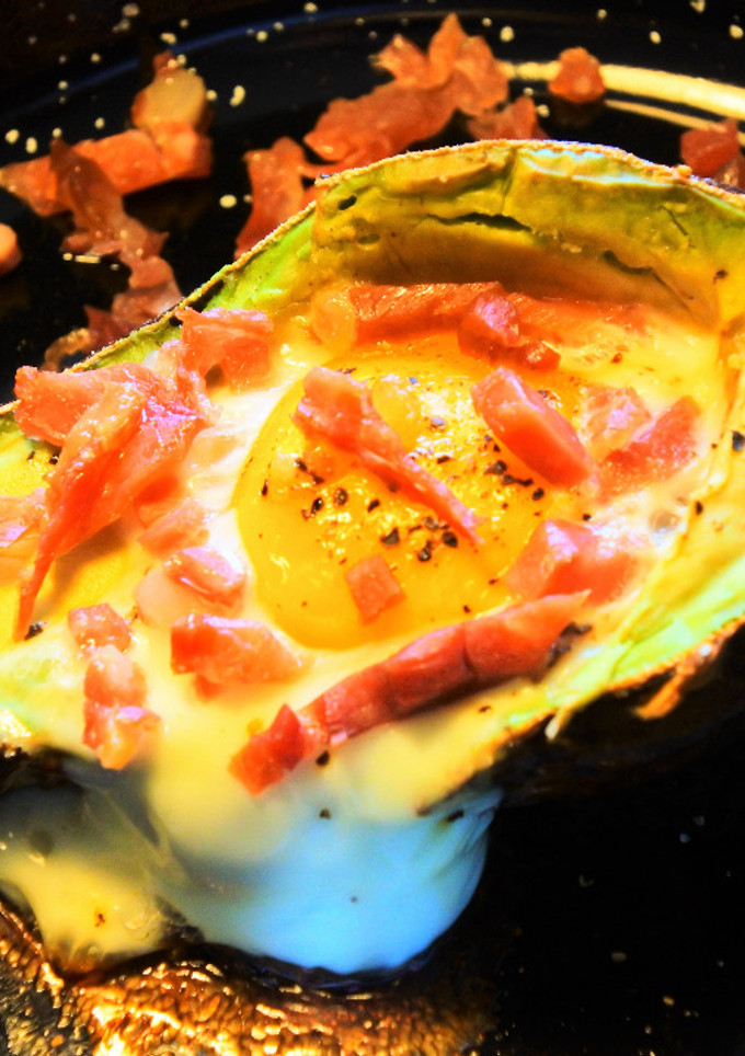 Una foto de Aguacate con huevo al horno