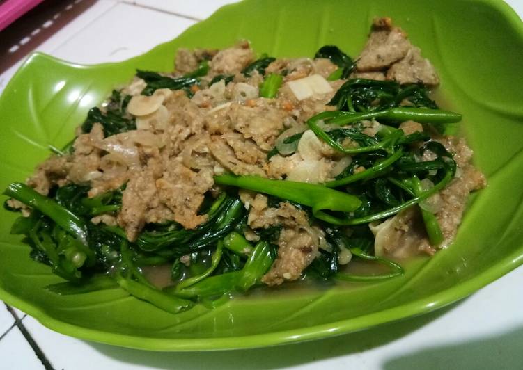 Langkah memasak Tumis Kangkung tutuk Oncom nikmat