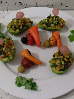 Una foto de Aguacates rellenos de pimientitos y tomatitos de colores asados