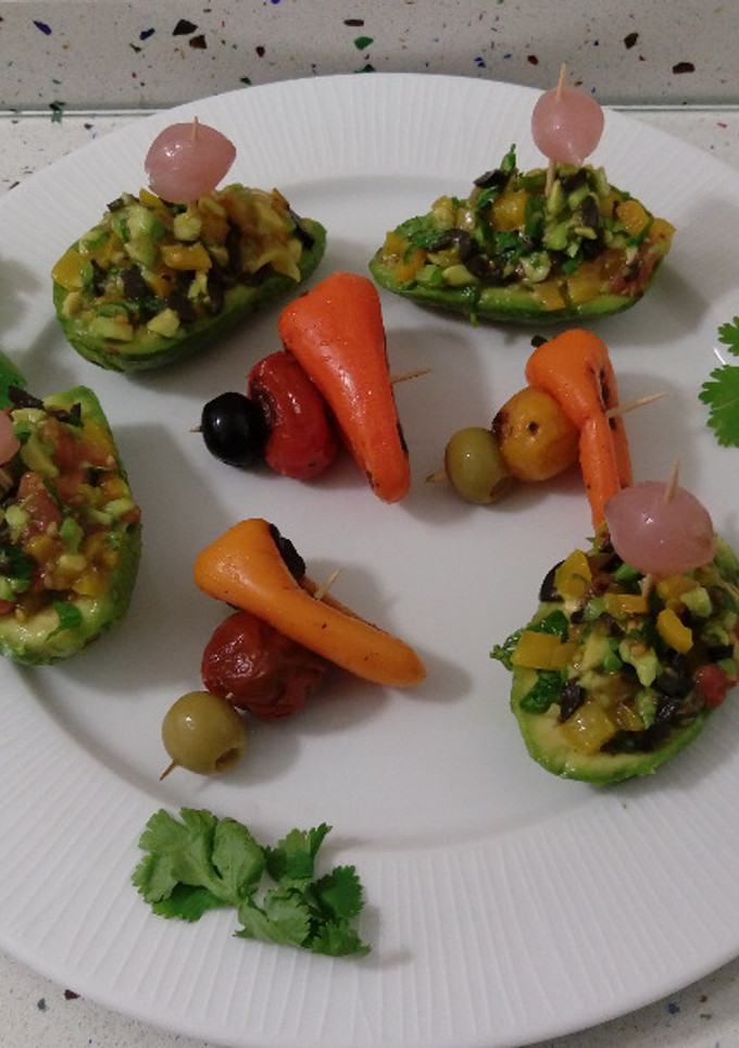 Una foto de Aguacates rellenos de pimientitos y tomatitos de colores asados