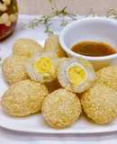 Cơm bọc trứng cút lăn mè chiên giòn