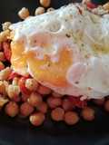 Garbanzos con tomate cherry y huevos