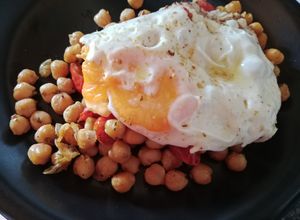 Una foto de Garbanzos con tomate cherry y huevos