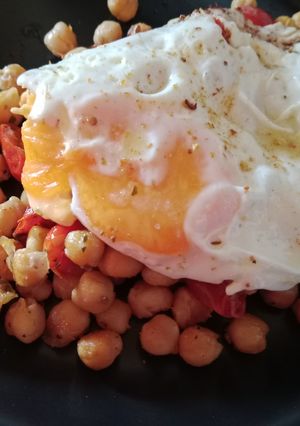 Una foto de Garbanzos con tomate cherry y huevos