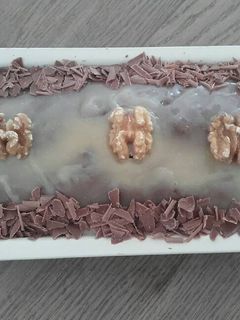 Una foto de Bizcocho de plátano y nueces relleno de crema de caramelo