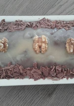 Foto principal de Bizcocho de plátano y nueces relleno de crema de caramelo
