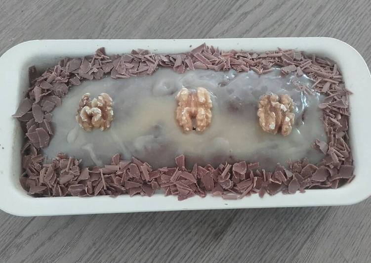 Bizcocho de plátano y nueces relleno de crema de caramelo