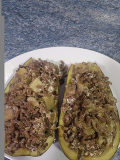 Una foto de Berenjena🍆rellena de carne champiñón y queso