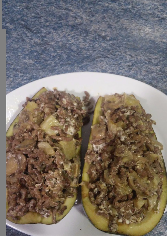 Una foto de Berenjena🍆rellena de carne champiñón y queso